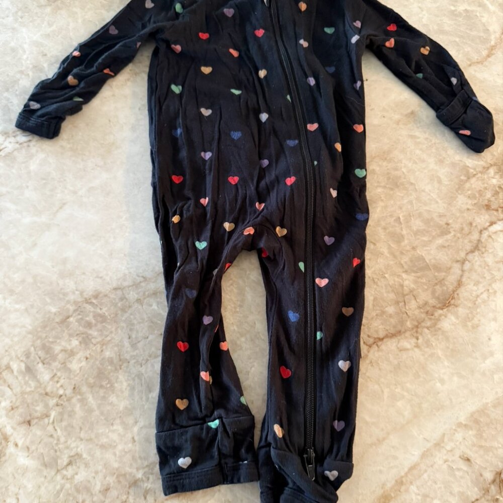 KYTE BABY SLEEP ROMPER IN HEARTS 0-3 MONTHS + MATCHING HEADBAND